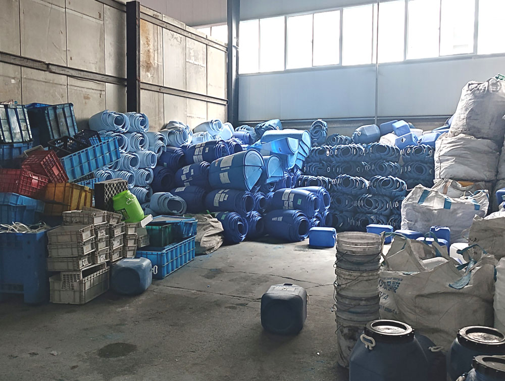 Plastic bucket